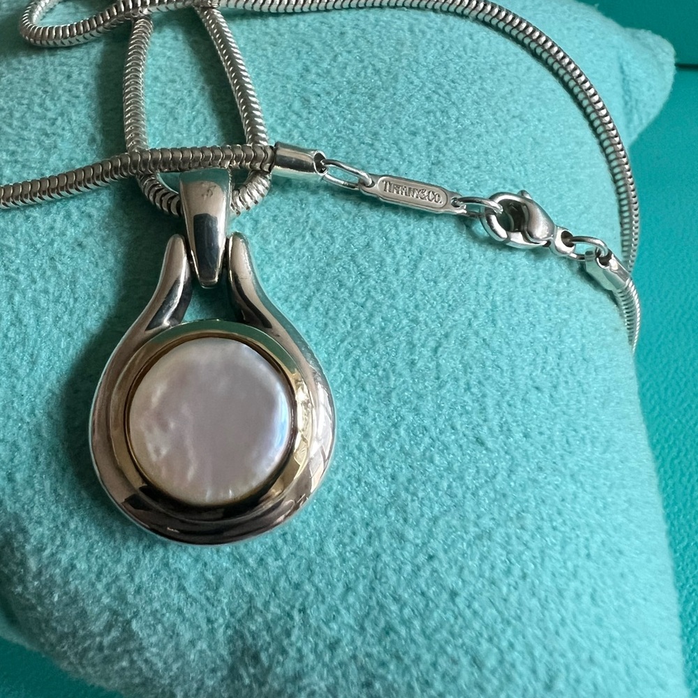 🌸🌸 Authentic Tiffany & Co. RARE Mother of Pearl Round Necklace - Picture 6 of 14